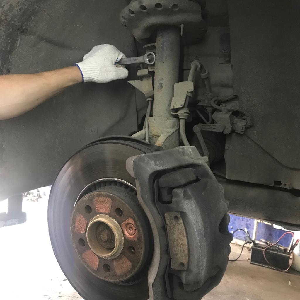 замена стоек стабилизатора вольво хс90