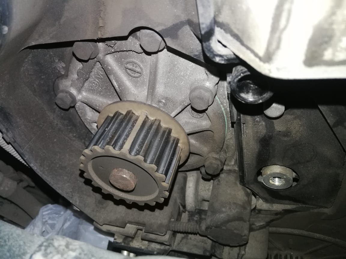 замена помпы volvo хс90