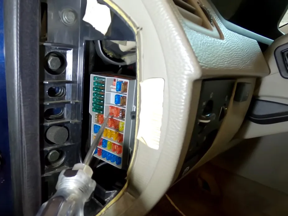 Блок предохранителей в салоне Вольво Предохранитель Volvo XC90