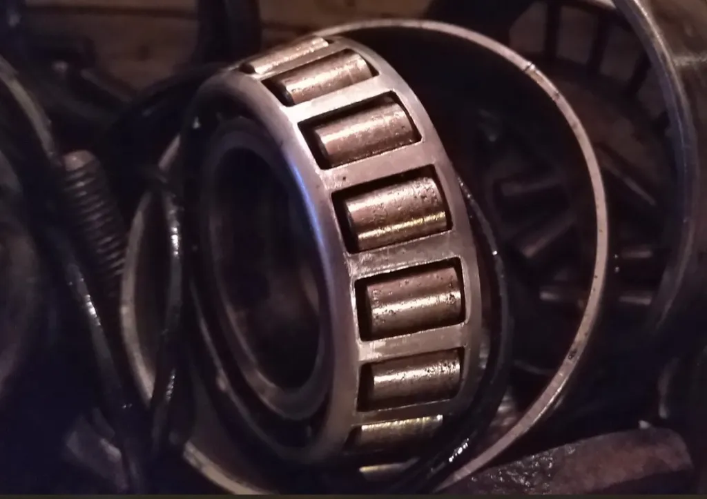 Замена подшипника хвостовика в редукторе Вольво Изношенный подшипник