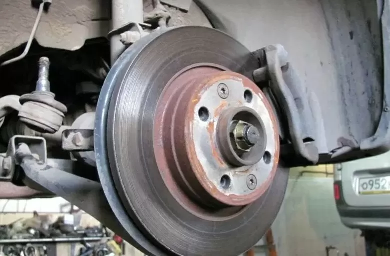 При небольшом износе тормозные диски можно ремонтировать