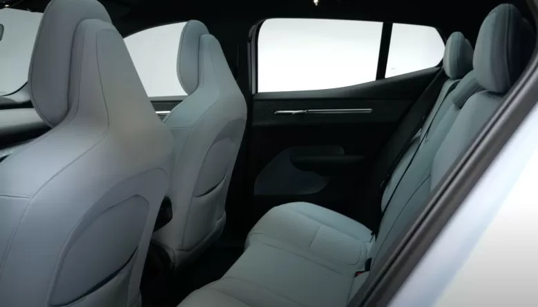 Расстояние между задними и передними сидениями в Volvo EX30