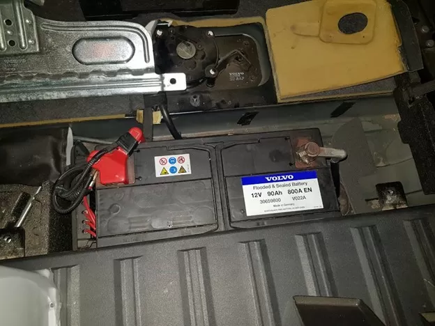 Аккумулятор Вольво ХС90, расположенный в багажнике автомобиля