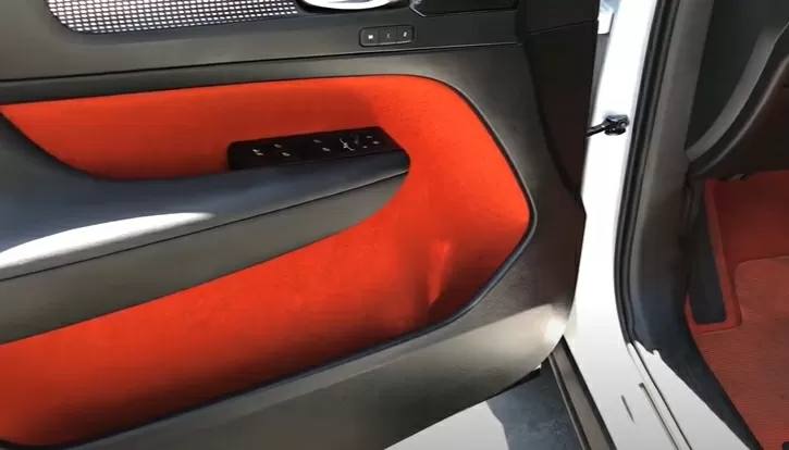 Внутреннее двухцветное оформление на Вольво XC40: цветная обивка дверей и пола