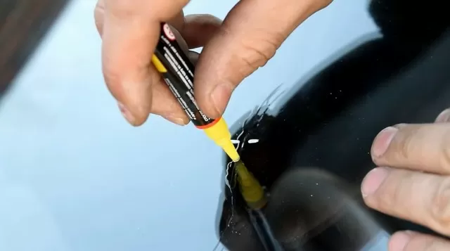 4 простых способа, как заклеить трещину на лобовом стекле своими руками